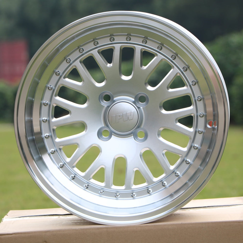 
                      
                        15" LM20 Style Wheels
                      
                    